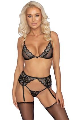 Elegant sæt fra Kissable med bøjleløs bh, hofteholder og g-streng. Fremstillet i eksklusive blonder og powernet med justerbare stropper og en blød, fleksibel pasform. Et stilfuldt valg med et feminint udtryk.